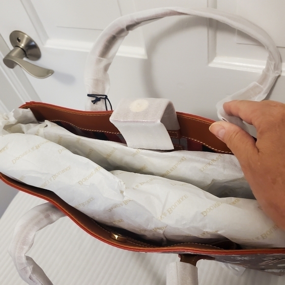 NWT Disney Dooney & Bourke Holiday Mickey Mouse & Friends Tote, Collector's - Picture 6 of 10